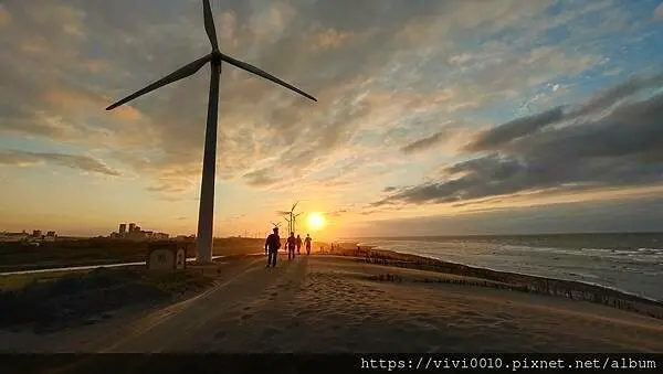 桃園.觀音-吹海風看夕陽~全國第一座沙丘地質公園，壯闊沙漠景觀搭配著夕陽西下美景~真的超浪漫啊!