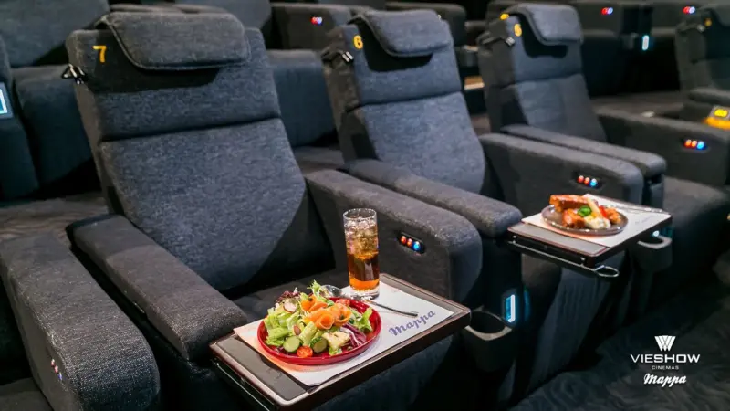 『新北。林口』 全台首創 威秀影城全新打造的複合式 Mappa影廳｜三井OUTLET裡面有吃到飽電影院！？配備特殊功能人性化座椅，中西式料理吃到飽、還有多種中英文書籍及雜誌刊物任你看。而且來Mappa