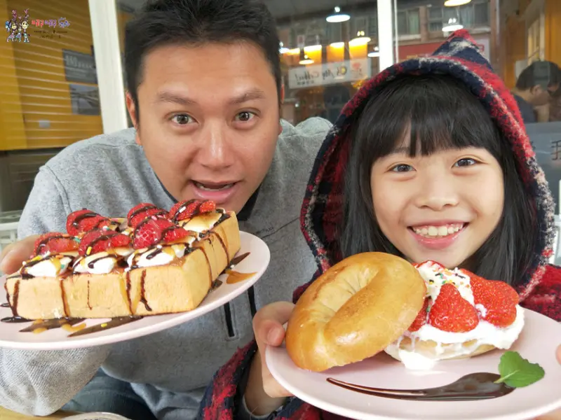 【龜山美食】超人氣在地早餐店《艾玲早餐屋》鋪滿大顆草莓的草莓奶霜貝果只要70元~還有健身超愛的舒肥雞胸肉 | 哪哪麻