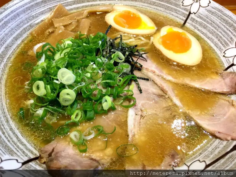 【台中嶺東】幸花ラーメン 鶏白湯專門店。日本人經營，吃道地的日式拉麵不用大排長龍，但絕對回味