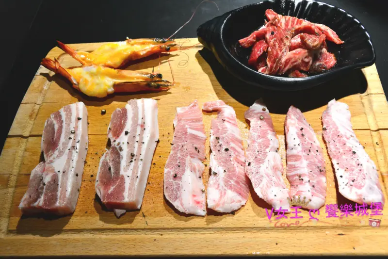 【食。東區】忠孝敦化 韓式烤肉終結王 ~ 韓國小菜無限量供應吃到飽，韓國歐爸桌邊服務，讓你只要專心吃美食就好