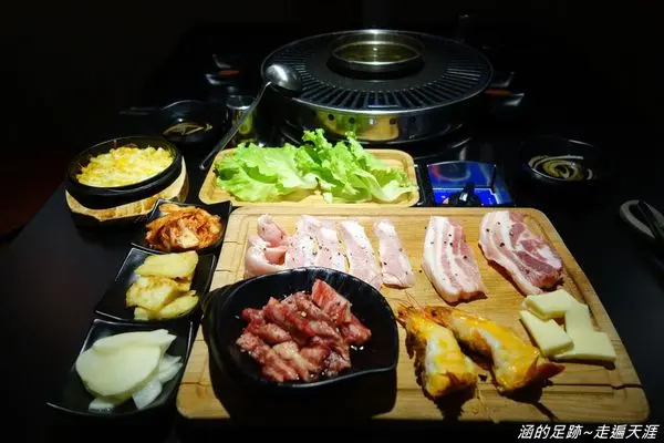[食記] 台北忠孝敦化 - 韓式烤肉終結王 ~ 韓國歐巴親自桌邊幫忙烤肉喔!