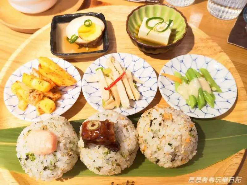 宜蘭美食｜每日新鮮手作早午餐，使用五結越光米及宜蘭在地小農有機蔬菜，推薦炒鮭魚飯糰，墨西哥卡啦雞三明治，有質感的餐點就在【立春朝午食】！