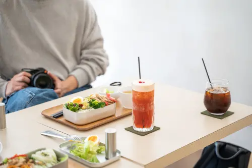 | 高雄，MAY 16 CAFE。川式手沖咖啡與小寶的餐盒，用愛補給這一如既往的日常 |