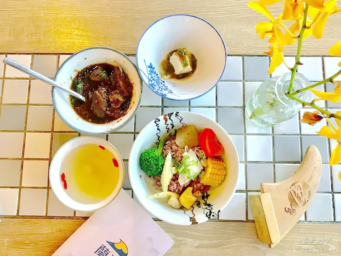 【蘭波LanPO】門口衝浪板上字句超吸睛，有點講究的家庭廚房&咖啡廳|宜蘭美食餐廳推薦