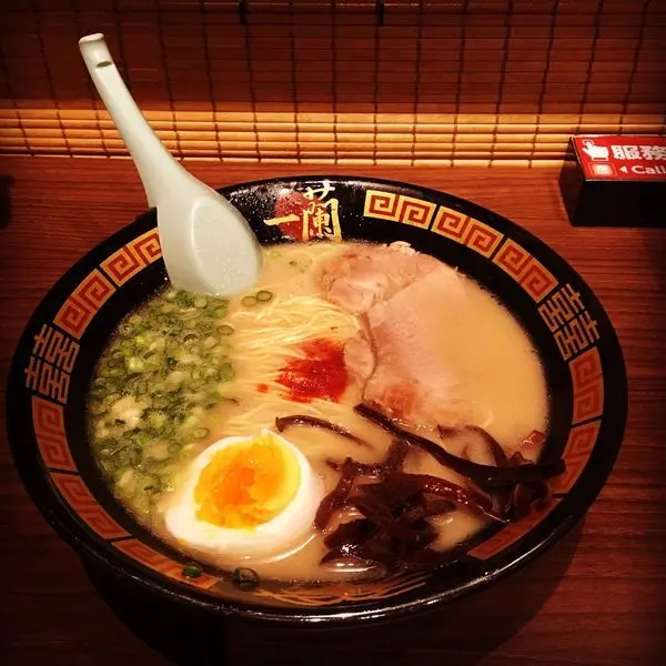 {台北。信義}大排長龍的超夯日本拉麵，『一蘭』進軍台北信義搶爭美食龍頭