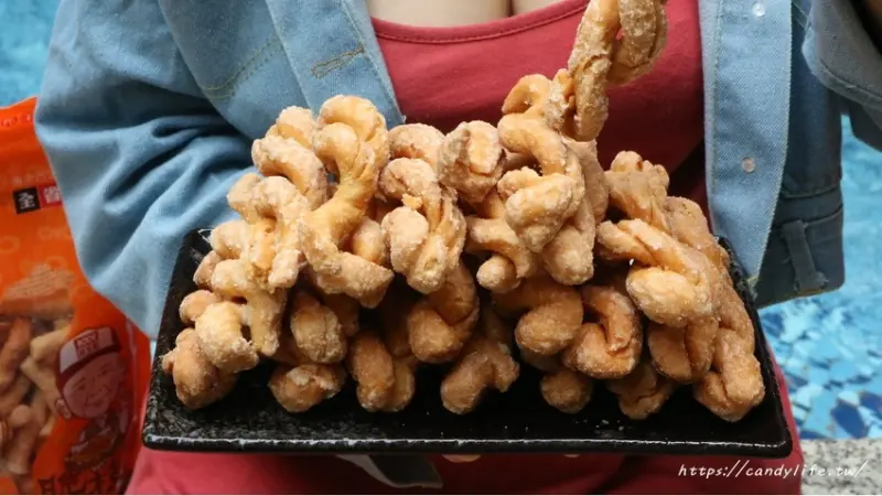 台南必買伴手禮，60年老店的新玉香，讓人越吃越涮嘴的純手工麻花捲、脆枝，在楓康超市也買的到～