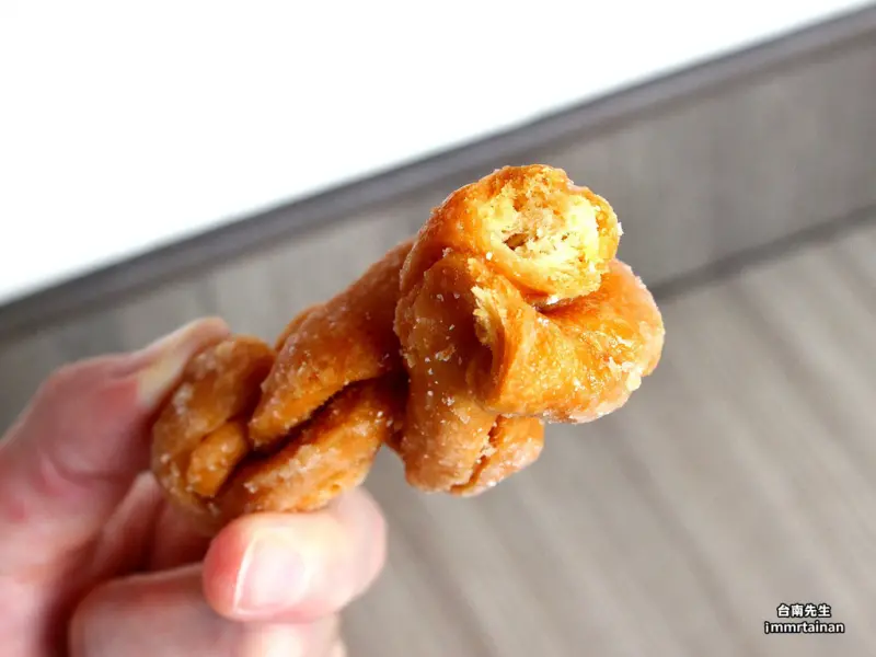 台南麻花捲／傳承三代60年老店／只賣3樣／每日限量新鮮手作／古法手釀天然酵母／老饕私藏口袋名單／送禮旺季沒預訂吃不到／台南特色伴手禮－「新玉香麻花捲」