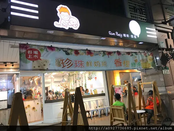 【食。中永和】SUN BOY 陽光男孩餐飲店〜IG熱門打卡點。女孩們，這裡有IG繽紛色彩花牆！餐點好吃.份量又多