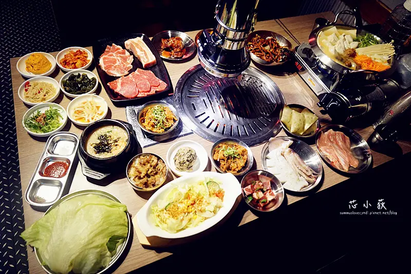 五花肉.KR mini韓國烤肉BBQ台中店。純正韓國木炭烤肉店，平日午間限定499元起烤肉吃到飽，2公分厚超霸氣五花肉任你吃，冬季新推出火鍋升級活動!