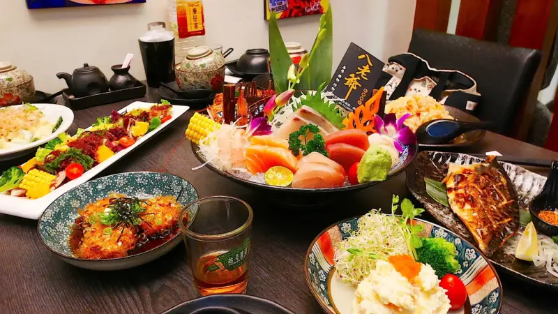 （台南。安南區美食）八老爺吃飽喝足日式家庭料理：平價的日本料理，壽司炒物烤炸通通有！大推炸大蝦壽司＆揚出豆腐＆35元的魚肉味噌湯，料多實在滿出來！
