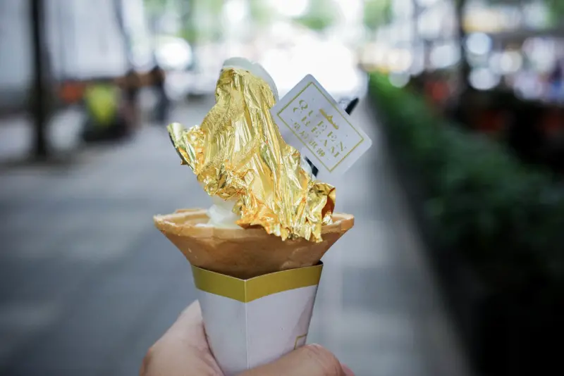 『皇后淇淋 Queen CreamX魔王』台北信義區 要吃金箔冰淇淋不用去日本 台灣就有 期間限定推出到7/30號 想吃要快 捷運世貿101站『內文有店家資訊』