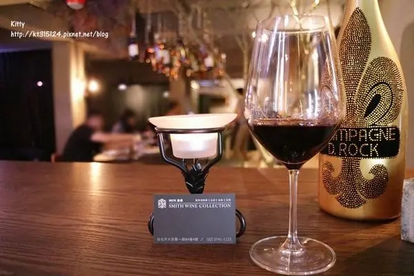 忠孝復興站。東區巷弄食記》Smith酒藏 》週一到週四約閨蜜們、兄弟們下班聚餐、小酌好去處!平日限定優惠暢飲2小時500元!