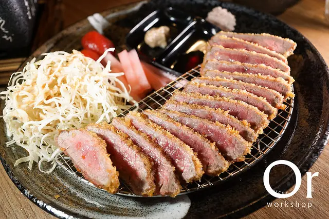 [台北東區|食記]超夯日式炸牛排居酒屋，酥炸三分熟牛排鐵板上滋滋作響，創意串燒，串炸-吽炸居酒屋炸牛排專門店