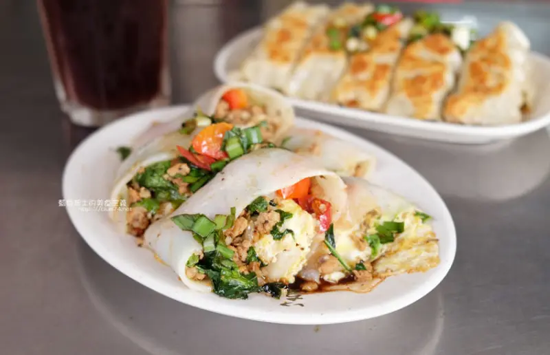 台中西區│幸福廚房早午餐-內餡滿到爆出來的打拋豬河粉，鍋貼也來一份，超飽超滿足，近審計新村 - 藍色起士的美食主義