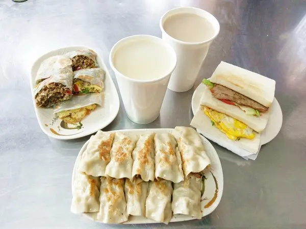 幸福廚房早午餐-美村路早午餐  鄰近審計新村  手工製作餅皮  每天都有不同顏色和口味  猜猜明天哪一味？              