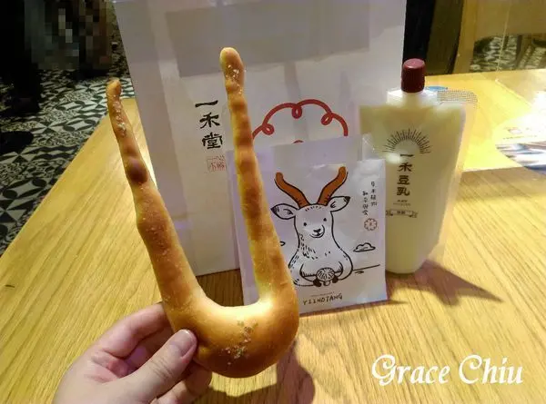 一禾堂麵包本舖海鹽羊角麵包～萌萌造型，三段口感，底餡包了松露餡香氣獨特．