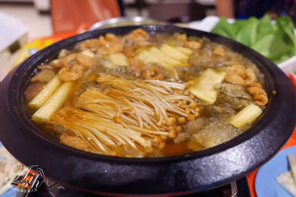 <台中石頭火鍋>食藝石頭火鍋-炒過再加入高湯的夢幻湯底!平價又真材實料!獨家自製綠咖哩、紅咖哩、辣醬沾醬你一定要來試試!