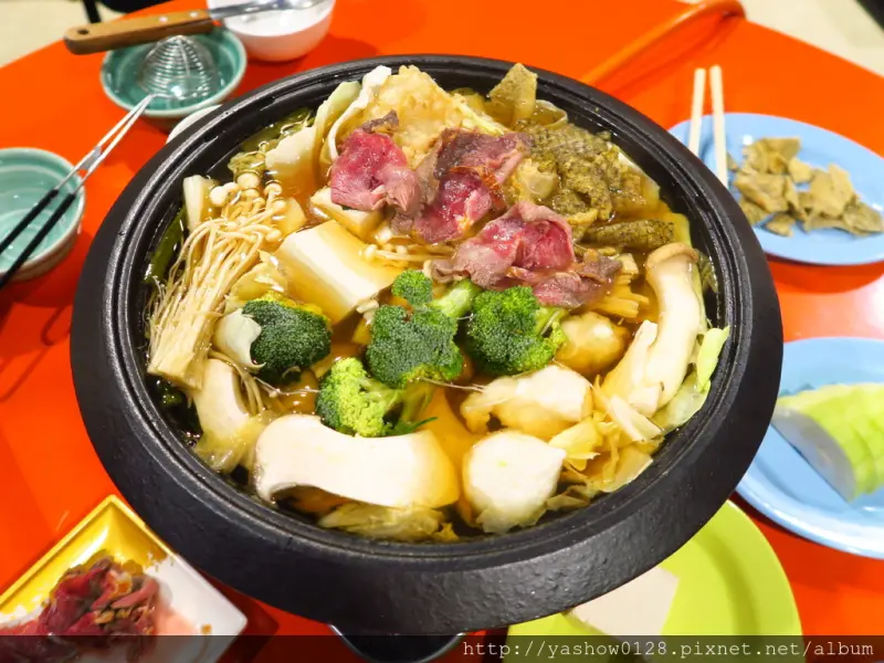 【台中西區】食藝石頭火鍋~~採共鍋方式，自助式拿取食材，特製沙茶醬一定要來試試，價格也不貴，多人來吃CP值會更高喔~~