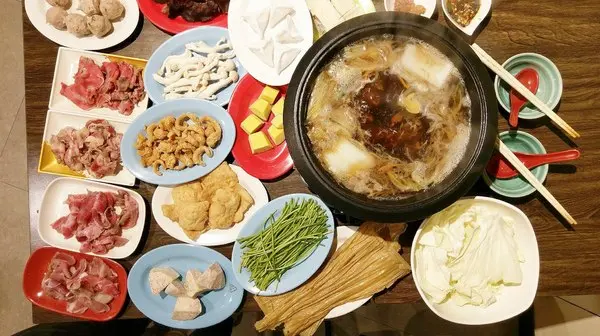 食藝石頭火鍋-科博館附近超平價石頭火鍋  湯頭夠鮮夠美味  食材自取超方便   躲在巷弄內的好味道  趁最近天冷冷趕快衝              