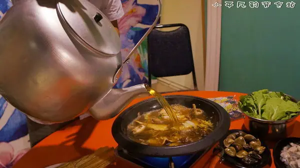 《台中西區美食》食藝石頭火鍋◎香噴噴的古早味麻油拌炒石頭火鍋湯底◎香港炸魚皮滑嫩帶酥~絕妙口感◎沾了會上癮的獨家特製黃金比例調醬◎小平凡的背包站◎美食篇◎