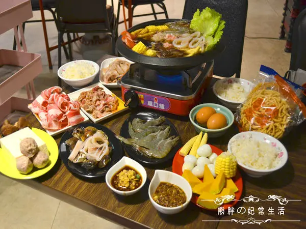 【台中】獨家研製的醬料,食材多樣新鮮,麻油爆香湯頭的古早味在食藝石頭火鍋。