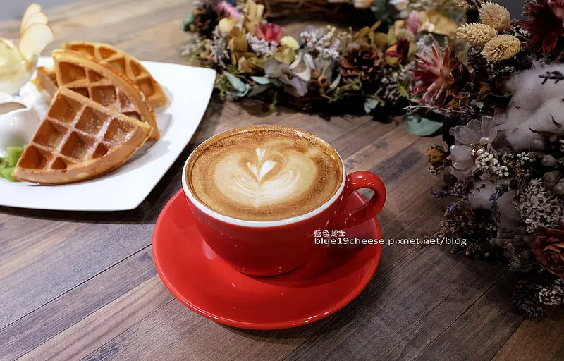 【台中西屯】Frini Cafe-乾燥花咖啡館結合簡約工業風.早上就吃的到鬆餅甜點喝的到咖啡.近澄清醫院.中港新城公車站旁.中科商圈 - 藍色起士的美食主義