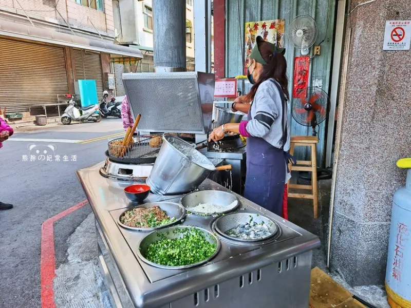 【台中清水】清水燒炸粿，現包現炸的炸粿，外皮酥脆，蚵仔鮮甜不腥，肉炸口感十足，一早6點就可以吃到，清水美食推薦