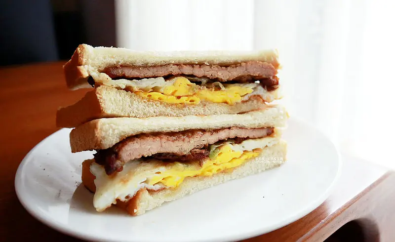 【台中西屯】當食碳烤吐司-肉排蛋土司.火腿蛋土司.也有草莓花生巧克力吐司.台中西屯早餐.永福路春水堂旁 - 藍色起士的美食主義