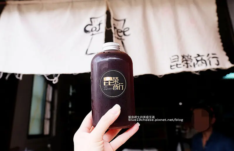 【台中豐原】昆榮商行-來雜貨店喝咖啡.也可以先預訂外帶搖滾冰咖啡和黑糖紅茶..還有鬆餅熱壓吐司咖啡豆掛耳.豐原超級隱藏巷弄咖啡店.近豐原國小和葫蘆墩圳停車場及聯合活動中心 - 藍色起士的美食主義