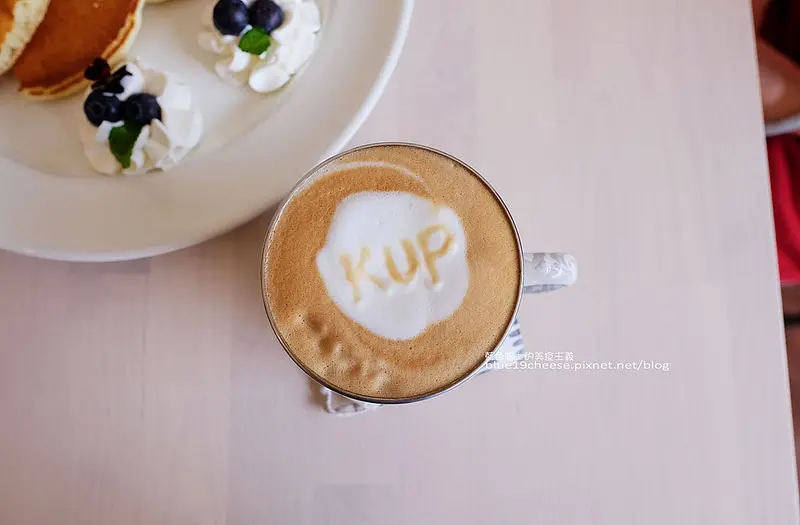 【台中豐原】KUP coffee&pancakes-早餐鬆餅義麵沙拉.吉拿棒甜點.咖啡拿鐵果昔果汁冰沙.豐原推薦咖啡館 - 藍色起士的美食主義