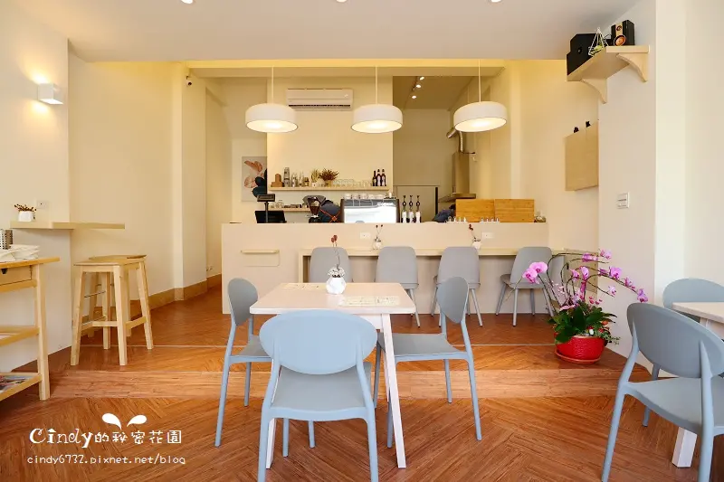 【台中豐原】KUP coffee&pancakes｜豐原清新舒服的咖啡、鬆餅早午餐店，餐點用心，還有現炸的吉拿棒，蝦仁芝麻葉比薩鬆餅推薦！