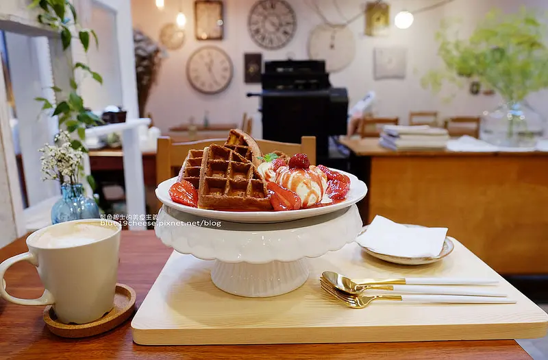 【台中西區】Homely雜貨廚房-雜貨乾燥花鄉村風氛圍家居感的午茶時光.手作家常料理.義大利麵飯.甜點鬆餅咖啡冰沙氣泡飲.近審計新村 - 藍色起士的美食主義