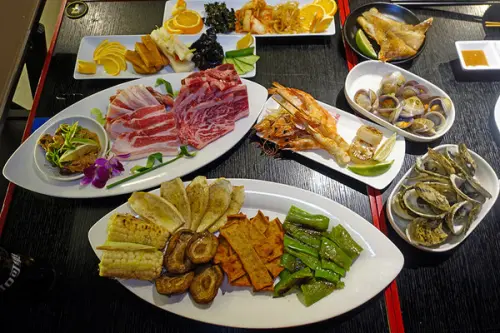 皇上吉饗極品唐風燒肉，東區燒烤吃到飽，精緻燒肉、海鮮、啤酒吃到飽，甜甜圈、鯛魚燒DIY，氣氛歡樂適合慶生的餐廳