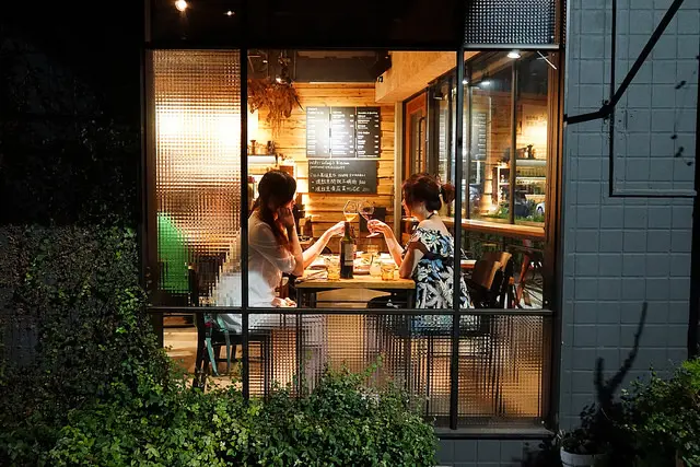 台中美食~新店報報 Plate餐盤上   一個地址 兩間餐廳 一份餐食 兩位主廚 放鬆又療癒的好料理 從前菜到甜點都很強 