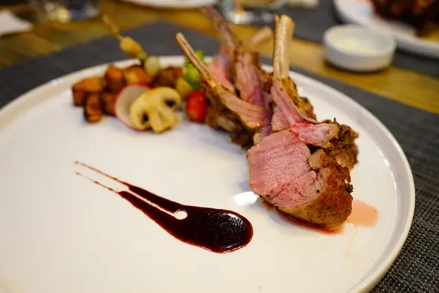 台中美食~Charlottes Place夏綠 · 地方 tiffany藍與白色結合宛如地中海般寧靜的城堡 預約制的健康清爽阿里山冷壓初榨苦茶油私廚料理 老闆娘皮膚白皙、超正又會做菜