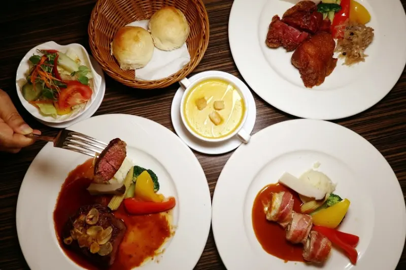 信義區美食 麗思坊西餐廳菜單 世貿牛排德國豬腳 飲料免費吃到飽~