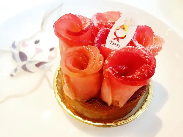 「科技大樓」擁有撫慰人心魔法的法式甜點店-嗜甜點！ 推薦宛如沙漠中的玫瑰～蘋果手桿千層派！！