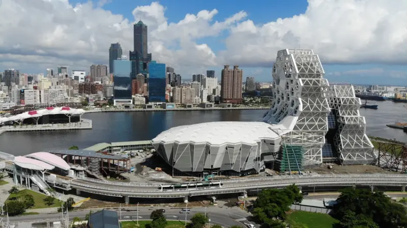 高雄新亮點~海洋文化及流行音樂中心~不規則六角形屋頂加上玻璃帷幕~日夜都美麗~最新進度搶先報你知~