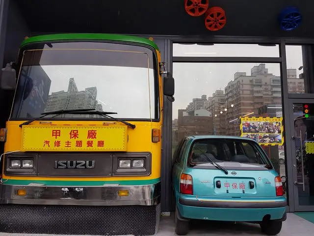 [台南美食] 甲保廠-小朋友一定超愛的汽修主題燒肉 / 台南安平親子餐廳 / 餐廳遊樂區