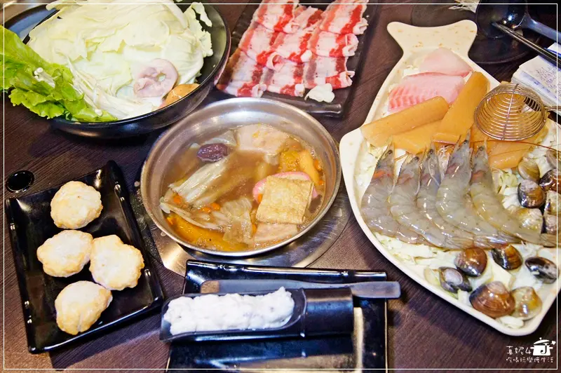 新店區安康巷弄美食-鑫鮮日式涮涮鍋，大口吃海鮮和肉盤，吃來吃去還是喜歡有人情味的店