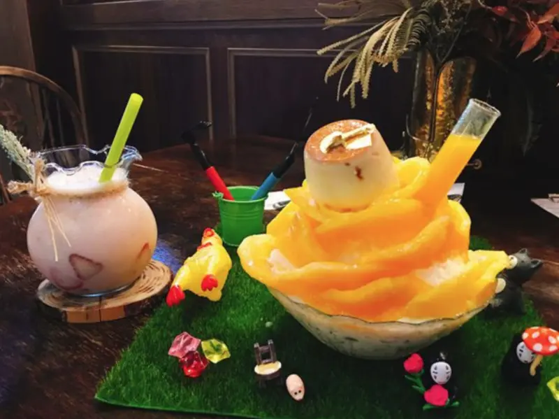 《台中❤️南屯》草皮上的整顆芒果佐金箔布丁🍮集文青與浮誇於一身的作客青果冰室🌿