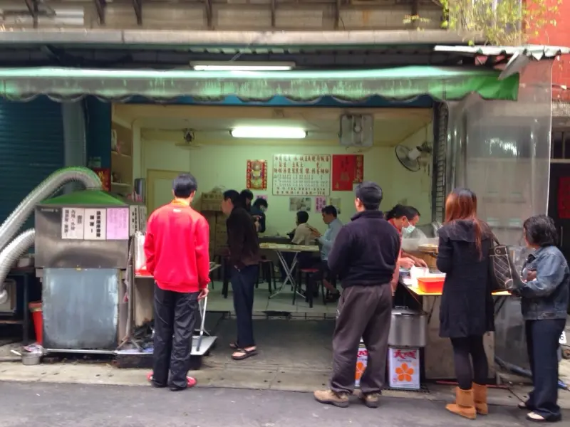 【老寶 食記】台北-石牌-無名蛋餅-花生湯-早晨的排隊哲學