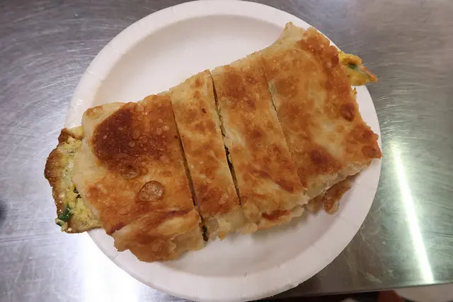 【台北美食】北投無名蛋餅|北投最好吃的蛋餅?!平日來都要排隊!!實踐街美食/食尚玩家推薦/北投必吃/中式早餐@鮪魚的奶奶