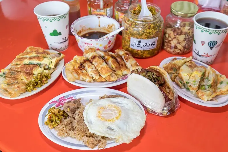 【花蓮美食】新城大漢街三十年無名早餐店.超厚酥皮古早味粉漿蛋餅.隱藏版九層塔蛋餅.蒜片花生.豆豉魚干.辣酸豆.辣椒菜脯.通通配起來