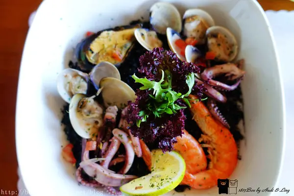 【台中。西屯】潛立方旅館－亞洲第一座室內深水潛水旅館。潛．義式餐廳。獨一無二的海底沈船設計。總匯海鮮墨魚燉飯。泰式牛肉飯。餐點分享