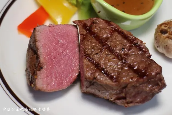 桃園龜山美食『Mr. Tom 頂級牛排店』林口好吃/比50元硬幣還厚的菲力牛排/飲料無限供應