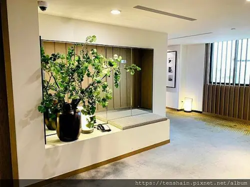 鹿港永樂酒店(UNION HOUSE Lukang)-房間篇/溫暖木質營造清新文青風/窗邊臥榻慵懶又休閒/燈籠概念的浴室時髦又雅緻/