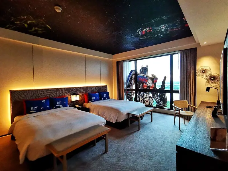 【台灣，台南】全台唯一「鋼鐵機器人」主題房在台南大員皇冠假日酒店；入住鋼鐵機器人守衛戰親子主題房，大小朋友們一起來守護宇宙。（台南住宿／安平住宿）
