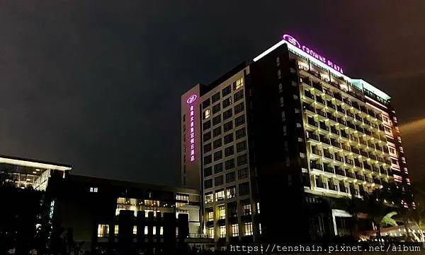 [台南五星級飯店]台南大員皇冠假日酒店--公設篇/48米之最高酒店大廳天井氣勢磅礡/高達12層樓魚簍大型裝置藝術好壯觀/無敵鐵金剛超威武/